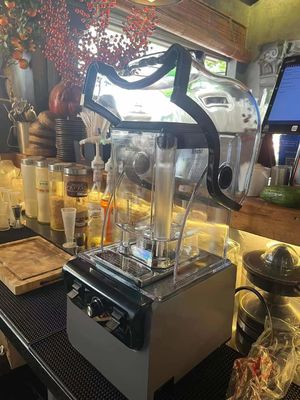 Potente máquina eléctrica de batidos con tapa insonorizada y controles comerciales