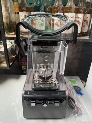 Potente máquina eléctrica de batidos con tapa insonorizada y controles comerciales