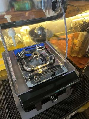Potente máquina eléctrica de batidos con tapa insonorizada y controles comerciales